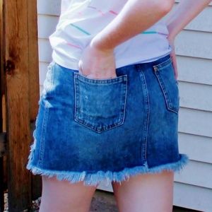 DISTRESSED MINI JEAN SKIRT
